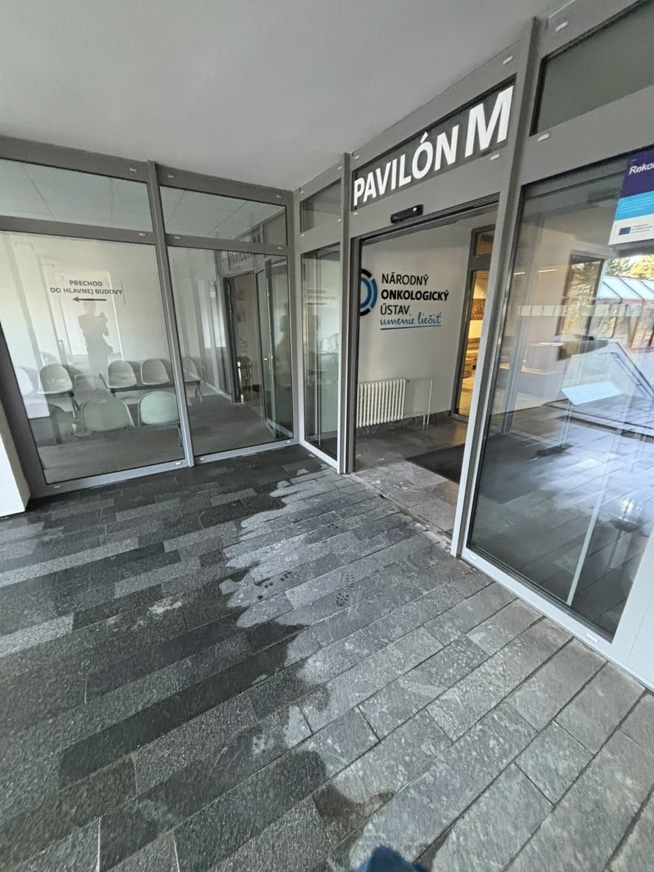 Vstup do pavilónu M v Národnom onkologickom ústave po vyčistení dlažby